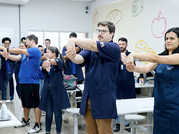 Professor Wendel Moro conduz sessões de ginástica laboral para colaboradores durante a SIPAT 2025. A atividade promoveu alongamento e prevenção de lesões.