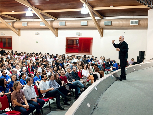 Paulo Hartung durante a palestra “Política em tempos de grandes mudanças” para um auditório lotado no Sesc de Aracruz (ES). Fotos: Alessandro Bitti.